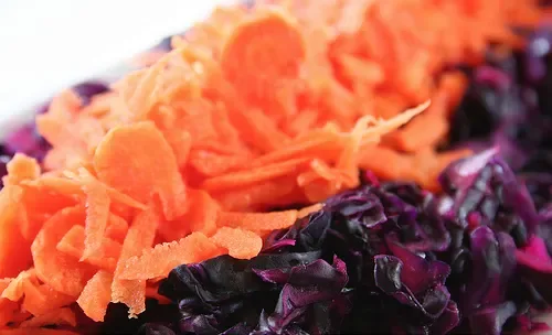 Havuçlu Kırmızı Lahana Salatası