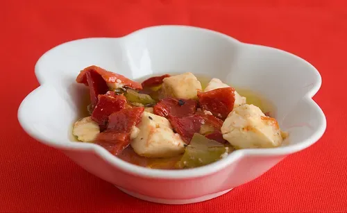 Kırmızı Biberli Marine Peynir